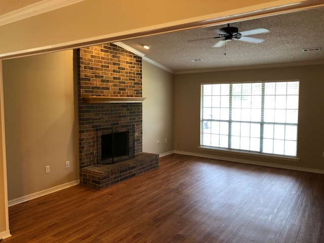 1276 Living Room w Fireplace